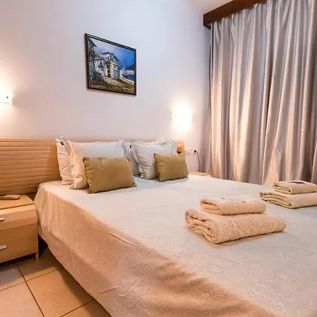 Two Bedroom Near El Duque Beach, أذيخي