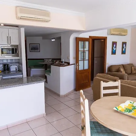 Two Bedroom Near El Duque Beach, * 阿德耶