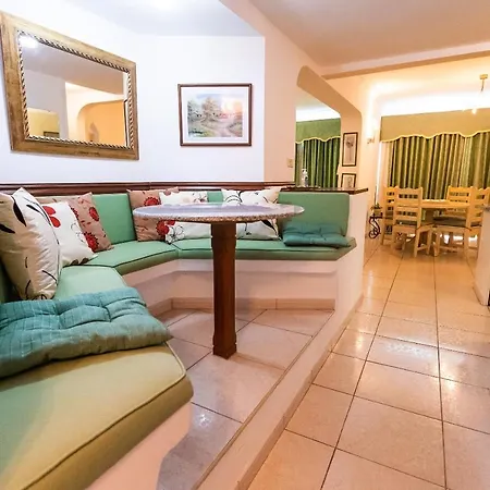 Two Bedroom Near El Duque Beach, أذيخي