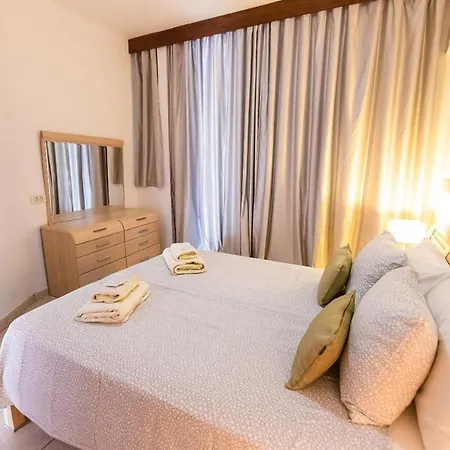 Two Bedroom Near El Duque Beach, Apartament