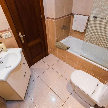 Two Bedroom Near El Duque Beach, شقة